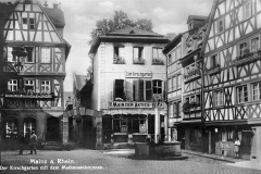 "Mainz a. Rhein. Der Kirschgarten mit dem Madonnenbrunnen" und der Gaststätte "Zum Kirschgarten" (Kirschgarten 21), um 1932. Postkarte (Nr. 216). Verlag: Ludwig Feist, Mainz.