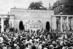 "Das Stresemann-Ehrenmal in Mainz. Am Rheinufer in Mainz wurde unter großer Anteilnahme der republikanischen Bevölkerung des Stresemann-Ehrenmal enthüllt", 05.07.1931.