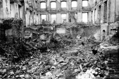 Hauptgebäude des Deutschhauses nach der Zerstörung vom 27. Februar 1945.